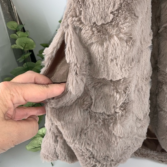 New Boutique Taupe Silky Soft Thick Faux Fur Vest - Picture 3 of 5